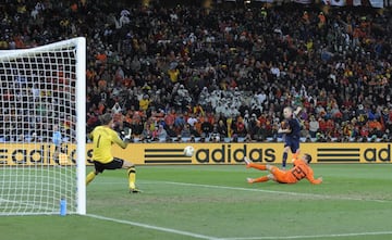 Andrés Iniesta marca el 0-1 para España.
