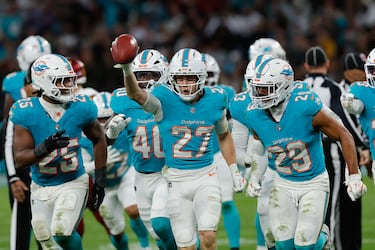 Ethan Bonner celebra con sus compañeros la recuperación de un balón.