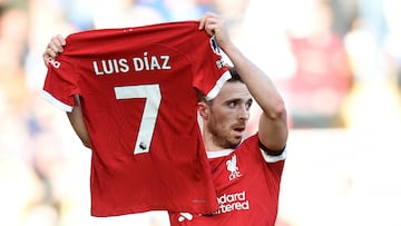 Liverpool (United Kingdom), 29/10/2023.- Diogo Jota of Liverpool celebrates after scoring the 1-0 lead holding the jersey of teammate Luis Diaz during the English Premier League match between Liverpool and Nottingham Forest in Liverpool, Britain, 29 October 2023. (Reino Unido) EFE/EPA/PETER POWELL No use with unauthorized audio, video, data, fixture lists, club/league logos, 'live' services' or as NFTs. Online in-match use limited to 120 images, no video emulation. No use in betting, games or single club/league/player publications.