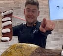 Víctor Sanchego, experto cortador de jamón: “Para empezar a cortar, es mejor pasar el cuchillo varias veces a no llevarnos el jamón”