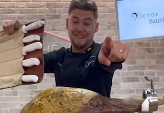Víctor Sanchego, experto cortador de jamón: “Para empezar a cortar, es mejor pasar el cuchillo varias veces a no llevarnos el jamón”