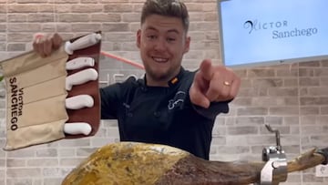Víctor Sanchego, experto cortador de jamón: “Para empezar a cortar, es mejor pasar el cuchillo varias veces a no llevarnos el jamón”