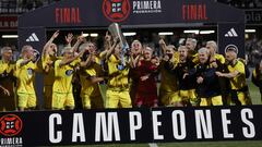 Los jugadores del Depor con el trofeo de campeones de Primera RFEF.