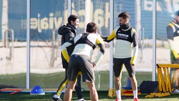 Marcelino saluda a Baena, que ha rechazado una oferta del fútbol saudí, durante el entrenamiento.