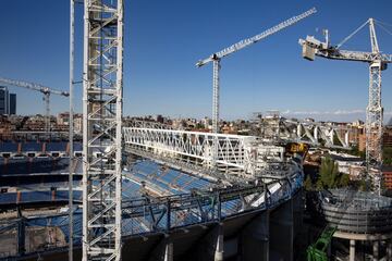 Así avanzan las obras remodelación y modernización del Santiago Bernabéu. Ni las lluvias de elevada intensidad caídas en la capital ni los efectos de la DANA climatológica que están afectando a toda España han frenado el ritmo de las obras cuya finalización está prevista para principio del mes de octubre de 2022, aunque es factible que la finalización de la reforma finalice unos meses antes de lo previsto.