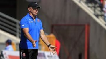 Aguirre, da instrucciones durante el encuentro.