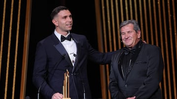 Emiliano Martínez recibió el Trofeo Yashin de manos de su padre, Alberto.
