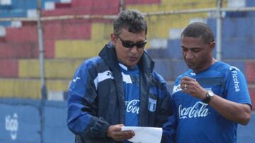 El estratega hondureño fue contratado para dirigir dos partidos con la Bicolor. Su debut fue ante Corea del Sur y el partido terminó en una goleada de la escuadra asiática.