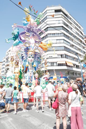 Las fallas visten las calles de Alicante.