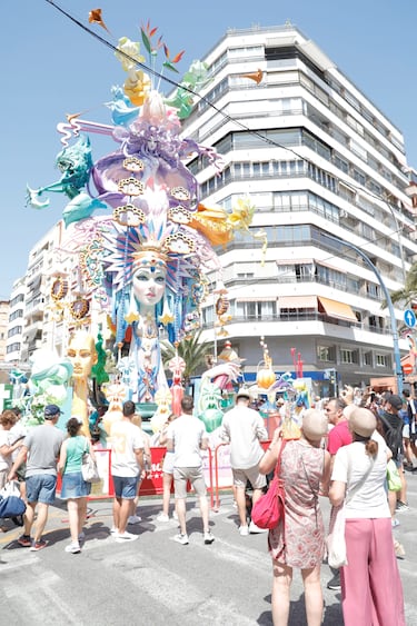 Las fallas visten las calles de Alicante. 