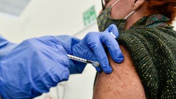 Sólo el 0,0009% de quienes recibieron la vacuna murieron y la mayoría, por patologías previas