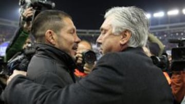 Ancelotti se abraza con Simeone en la ida de octavos de Copa.