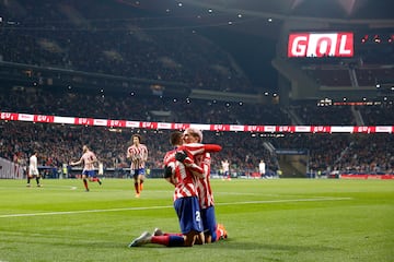 4-1. Yannick Carrasco celebra el cuarto gol con Antoine Griezmann.