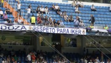 Pancarta a favor de Casillas y cánticos en la grada: "Iker, Iker"