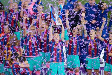  Llegó la segunda oportunidad de levantar la Champions y esta vez el Barcelona no iba a fallar. Gotemburgo será un sitio especial para Alexia, donde conquistó su primera Champions ante el Chelsea con una goleada (4-0) que dejaba claro quién mandaba en Europa. A pesar de llegar entre algodones, Alexia marcó el 0-2 de penalti para levantar su primer título continental.