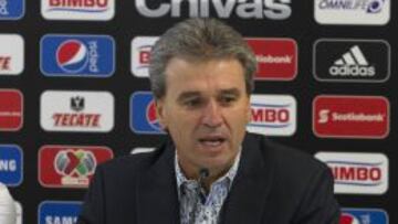 Néstor de la Torre en conferencia de prensa