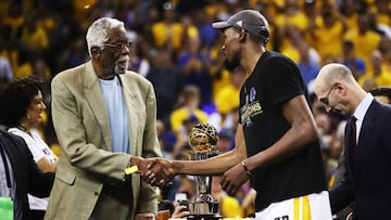 Bill Russell le entrega el trofeo de MVP de las Finales 2017 a Kevin Durant.