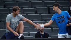 Nadal y Djokovic se saludan durante el Masters de Par&iacute;s.