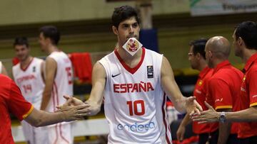 Espa?a vence a Serbia y se enfrentar¨¢ a Letonia en octavos