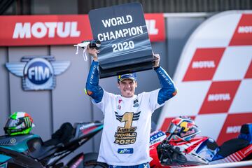 Si Crivill¨¦ fue el primero, Mir es el ¨²ltimo campe¨®n que ha tenido Espa?a en MotoGP, adem¨¢s, lo fue en una de las temporadas m¨¢s extra?as de la historia, la de la pandemia de coronavirus en 2020. Gan¨® con la regularidad como su punto fuerte ya que solo consigui¨® una victoria, un modo muy diferente a como lo hizo en 2017, el a?o de su primer t¨ªtulo mundialista en Moto3 en el que sum¨® nada menos que diez triunfos.