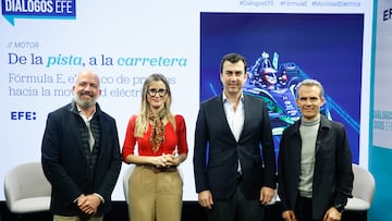 MADRID, 12/03/2026.- (De izq a der) El director del Circuito Jarama RACE de Madrid, Ignacio Fernández; la concejala del Área de Deportes del Ayuntamiento de Madrid, Sonia Cea; el cofundador y director general de Formula E, Alberto Longo, y el director de CUPRA Racing Xavi Serra, posan durante su participación en el foro Diálogos EFE 'Movilidad sostenible y Fórmula E' en la sede de la agencia de noticias en Madrid. EFE/ David Fernández