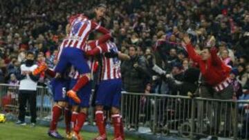 Los jugadores colchoneros celebran un gol ante su afición.