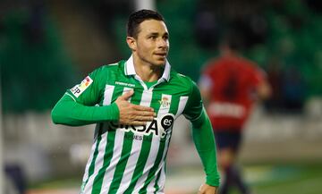El grancanario visti¨® varias camisetas de numerosos hist¨®ricos de La Liga, aunque fue en Heli¨®polis donde mostr¨® su mejor f¨²tbol hasta terminar siendo el m¨¢ximo goleador de la historia del conjunto verdiblanco, con 147 dianas en 290 partidos, siendo tambi¨¦n el tercer jugador con m¨¢s goles anotados en primera y segunda divisi¨®n tras Cristiano Ronaldo y Leo Messi. Rub¨¦n deja el deporte rey a los 43 a?os y con dos t¨ªtulos de Segunda Divisi¨®n a sus espaldas.