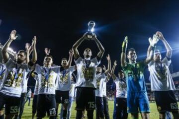 Photo during the celebration after the match Dorados de Sinaloa vs Atlante, corresponding to the return of the Grand Final of the Apertura 2016 Tournament of the Liga de Ascenso BBVA Bancomer MX, at Banorte Stadium.
Foto durante la celebracion despues del partido Dorados de Sinaloa vs Atlante, correspondiente a la vuelta de la Gran final del Torneo Apertura 2016 de la Liga de Ascenso BBVA Bancomer MX, en el Estadio Banorte, en la foto: Vinicio Angulo levanta el Trofeo de Campeon de Dorados
03/12/2016/MEXSPORT/Enrique Serrato.