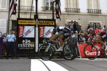 Matteo Trentin y Peter Sagan entrando en meta. 