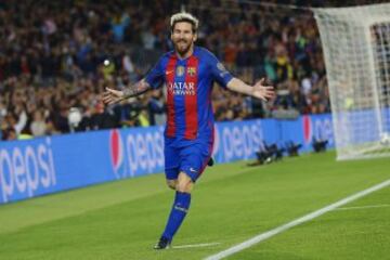 El delantero argentino del FC Barcelona Leo Messi celebra su gol, primero del equipo frente al Manchester City, durante el partido de la tercera jornada de la fase de grupos de la Liga de Campeones que se juega esta noche en el Camp Nou, en Barcelona. 