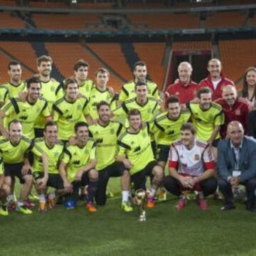 FOTO DE CAMPEONES. Los jugadores de la Selección posaron así en el césped del FNB Stadium de Sowetto tres años después de ganar allí el Mundial 2010.