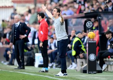 Íñigo Pérez muy activo durante su primer partido como técnico del Rayo Vallecano.