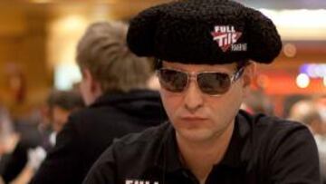 <b>ROMANELLO.</b> Aunque este jugador parezca español, se trata del galés Roberto Romanello, quién llevaba una montera de torero, típica de España.