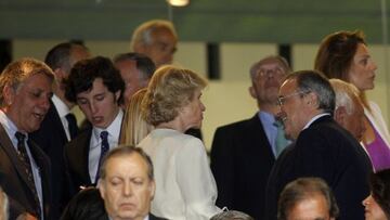 El Pequeño Nicolás, en el palco del Bernabéu a poca distancia de Florentino Pérez.