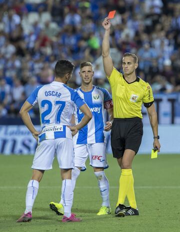 Comenzó su segunda temporada de la cesión en el Leganés de manera muy amarga: su equipo perdió en Butarque ante el Osasuna y fue expulsado con una roja directa en el último minuto por una fea entrada. Mantiene su condición de titular indiscutible, aunque esta vez no empezó de la mejor manera.