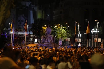 Los seguidores se reunieron en la Plaza de Cibeles para celebrar la decimocuarta Champions League del Real Madrid.