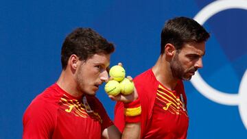 Pablo Carreño y Marcel Granollers conversan ante la pareja australiana compuesta por Matthew Ebden y John Peers.
