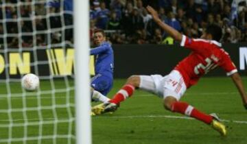 Remate de Torres en el primer gol del partido.