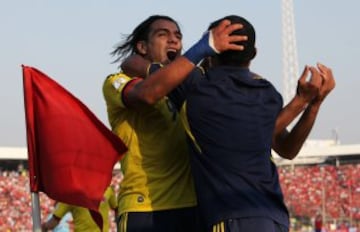 Futbol, Chile vs Colombia. 
Eliminatorias a Brasil 2014. 
El jugador de Colombia Radamel Falcao, izquierda, celebra su gol contra Chile durante el partido jugado por las eliminatorias a Brasil 2014 jugado en el estadio Monumental.
Santiago, Chile. 