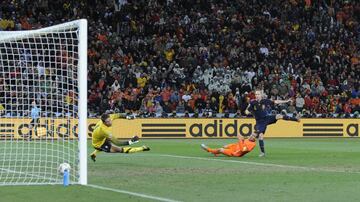 Andrés Iniesta marca el 0-1 para España.