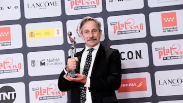 MADRID, SPAIN - MAY 01: Alfredo Castro holds the Best Supporting Actor Award for the film "Karnawal" during Platino Awards for Ibero-American Cinema 2022 at IFEMA Palacio Municipal on May 01, 2022 in Madrid, Spain. (Photo by Carlos R. Alvarez#ED STILLS/Getty Images)