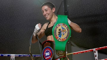 Isabel Rivero con sus cinturones de campeona.