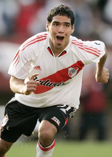 El River Plate fue su primera experiencia como jugador profesional. En 2001 fichó por River, quien pagó 500.000 dólares por él. Ingresó en uno de los equipos juveniles. Su debut fue el 29 de mayo de 2005, en el Torneo Clausura, siendo entrenador Leonardo Astrada. En uno de los grandes del fútbol mundial comenzó a hacerse un nombre. Jugó desde 2004 a 2009. Disputó 111 encuentros con River, marcó 45 goles y logró el Clausura de 2009.