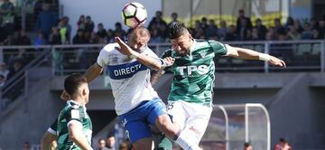 Andrés Robles disputa la pelota con Santiago Silva en un Santiago Wanderers-Universidad Católica.