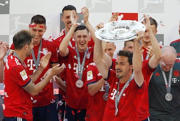 Con trofeo y cerveza en mano Bayern y James celebran el título