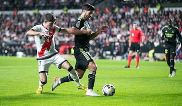 Jugada del penalti de Fran García a Marco Asensio. El árbitro Martínez Munuera, tras revisar la acción en el VAR, señala los once metros.