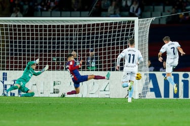 2-4. Asistencia de Savio al segundo palo para Christian Stuani, remata con la oposición de Iñaki Peña y João Cancelo, y anota el cuarto gol.