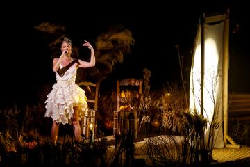 La artista manchega, con la canción 'Quiero y duelo', en un momento de su actuación. El escenario representa un paisaje de su tierra.