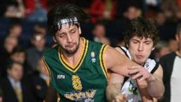 <b>PELEA BAJO EL ARO.</b> Flis comenzó de titular ante el equipo anfitrión ante las bajas de Young y Anagoyne