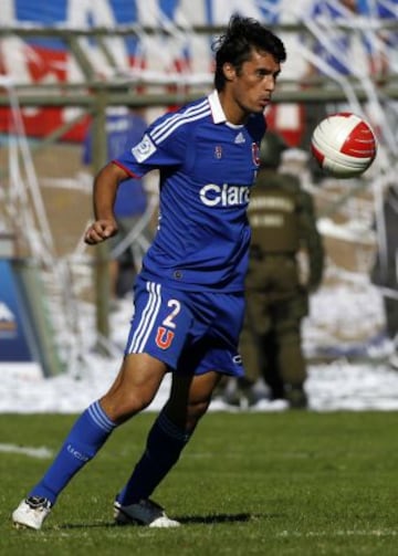 Marcos González: 'Lobo del Aire' tuvo tres períodos en Universidad de Chile, club con el cual inicia su carrera como futbolista. Durante la primera etapa (1997-2001) ganó el bicampeonato de los torneos de 1999 y 2000, más la Copa Chile del 2000. Su segunda vez fue en el año 2003, donde posteriormente emigró a Colón de Argentina. La tercera, y de seguro la más exitosa, fue en 2011, donde gana el Apertura y Clasura, más la Copa Sudamericana de aquel año.